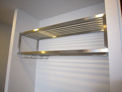 特注パイプラック&グラスホルダーで見せる収納に 特注パイプラック&グラスホルダーで見せる収納に